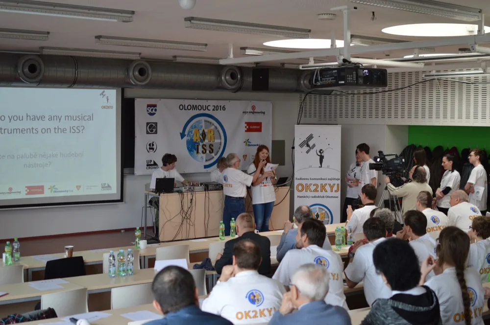 Olomoučtí studenti se živě spojili s vesmírnou stanicí ISS a vyzpovídali astronauta Tima Peaka