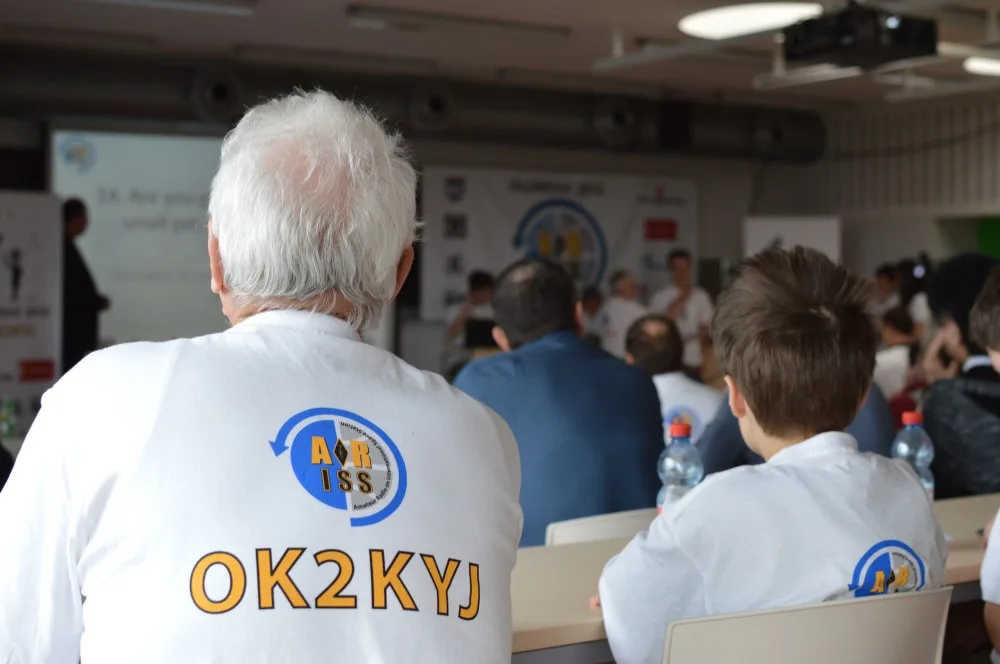 Olomoučtí studenti se živě spojili s vesmírnou stanicí ISS a vyzpovídali astronauta Tima Peaka