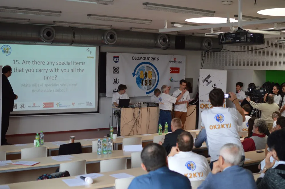 Olomoučtí studenti se živě spojili s vesmírnou stanicí ISS a vyzpovídali astronauta Tima Peaka