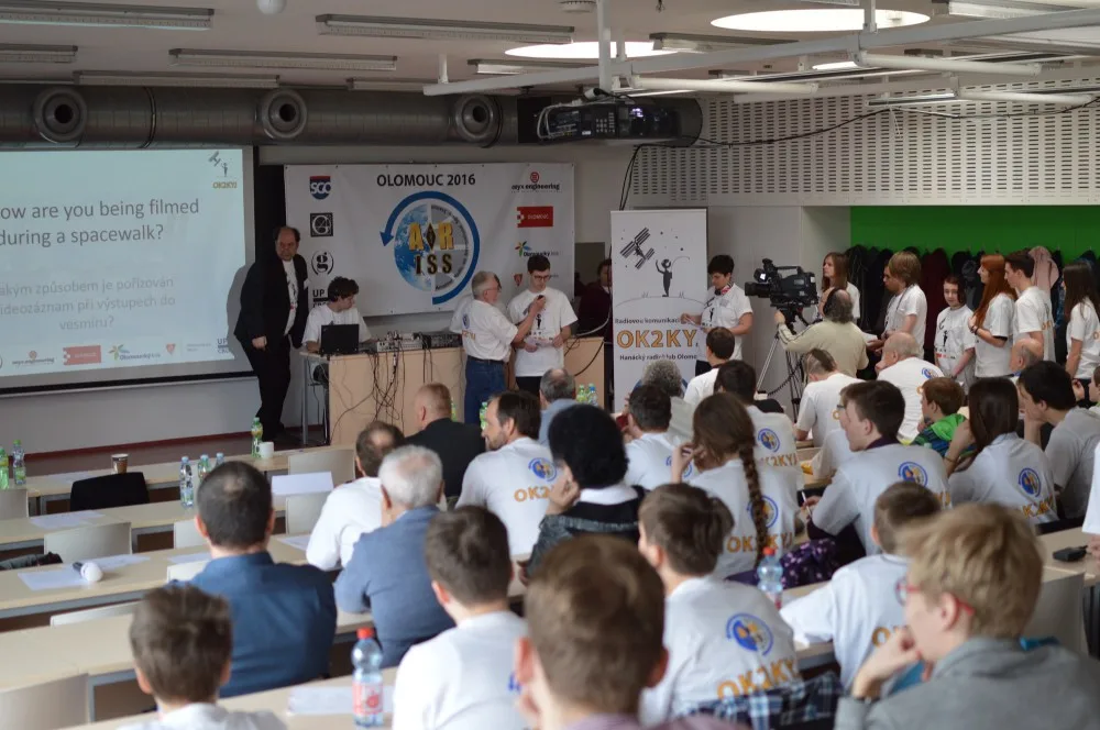 Olomoučtí studenti se živě spojili s vesmírnou stanicí ISS a vyzpovídali astronauta Tima Peaka