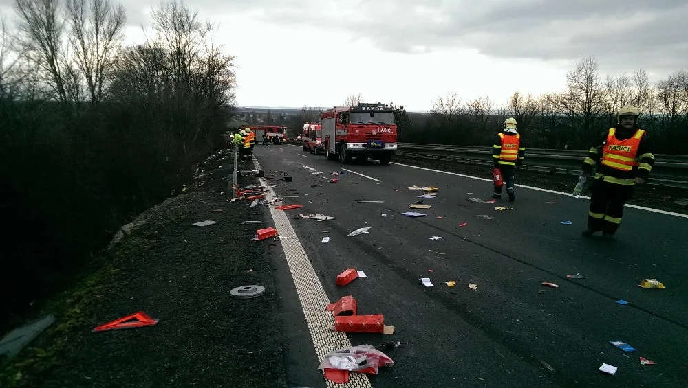 AKTUALIZOVÁNO: Řidič autobusu přehlédl šoféra u odstavené dodávky, muž střet nepřežil