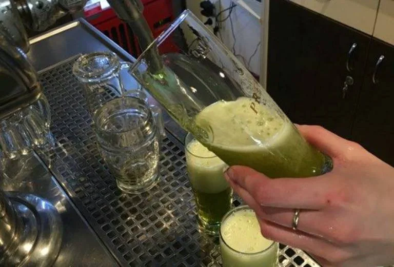 Ideální jídlo pro dnešní den? Špenát, hrách nebo zelí, k tomu zelené pivo