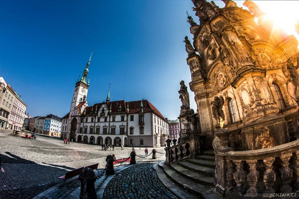 V sobotu se olomoucké Horní náměstí zaplní řadami aut, bude to kvůli plánu udržení městské mobility
