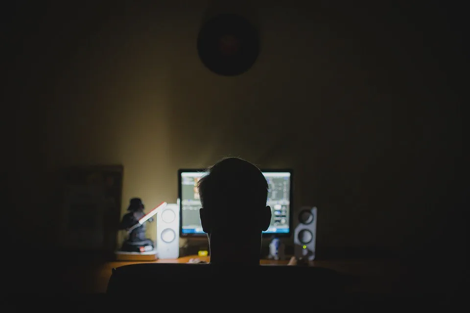 Dva lidé naletěli prodejci na internetu, zaplacený mobil a náramek nikdy neviděli