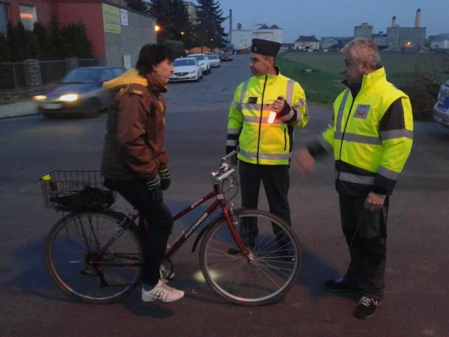 Policie se ve čtvrtek zaměřila na cyklisty, kontrolovala vybavenost kola i reflexní prvky
