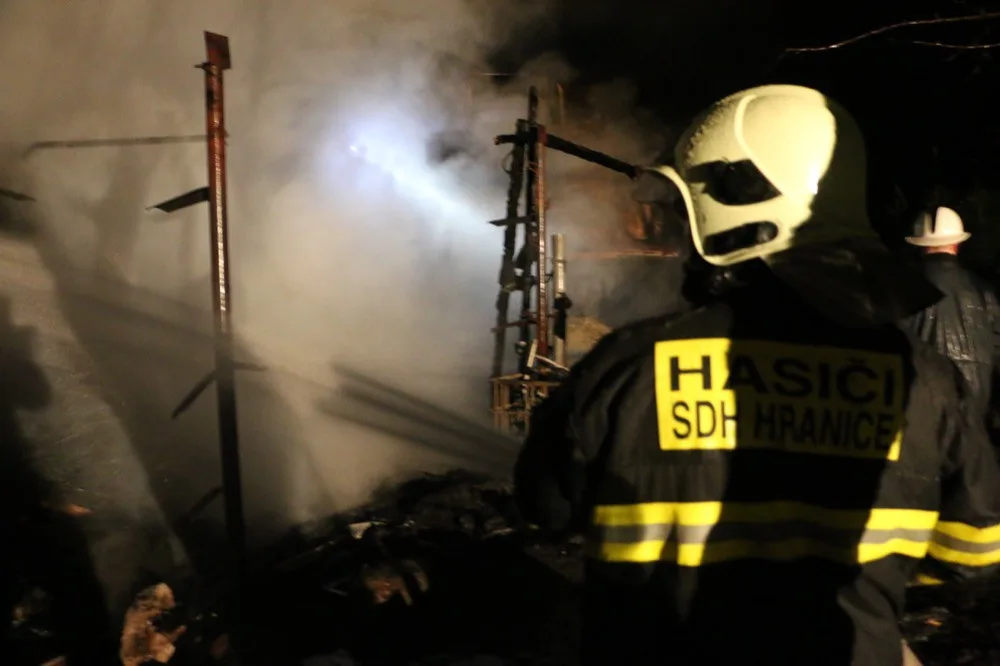 VIDEO: V Miloticích hořel statek, požár hasiči likvidovali několik hodin