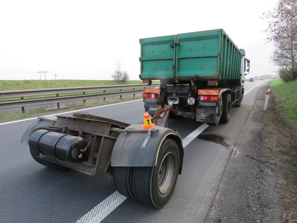 Na dálnici u Prostějova se v jízdě oddělil od náklaďáku přívěs, zastavil se o svodidla