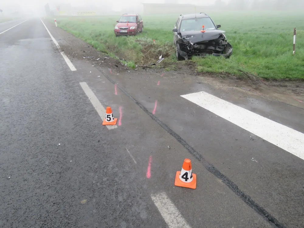 Nepozorná řidička na křižovatce nedala přednost, auta po střetu skončila mimo silnici