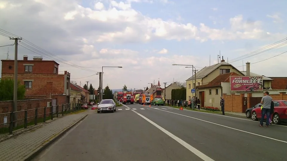 Tragická dopravní nehoda zastavila dopravu na Šternberk, jeden pasažér auta nepřežil
