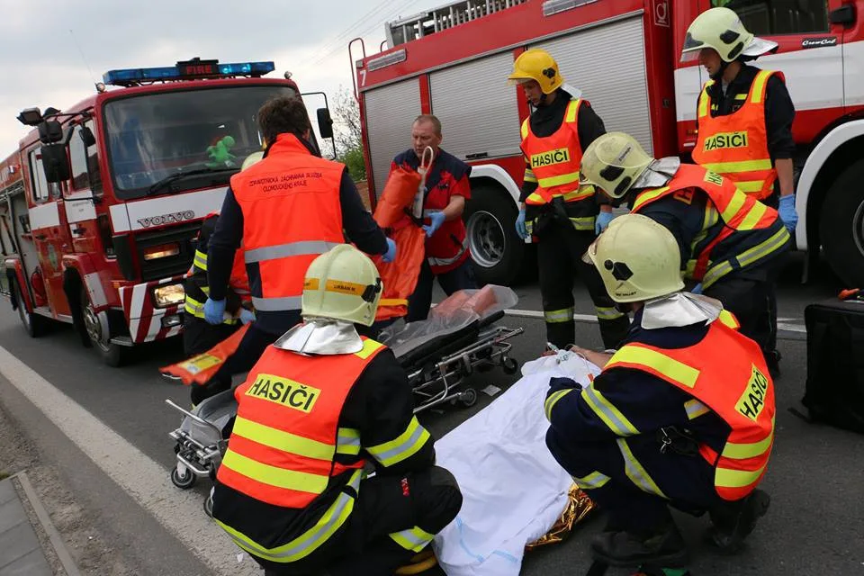 Tragická dopravní nehoda zastavila dopravu na Šternberk, jeden pasažér auta nepřežil
