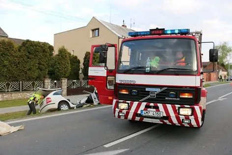 Tragická dopravní nehoda zastavila dopravu na Šternberk, jeden pasažér auta nepřežil
