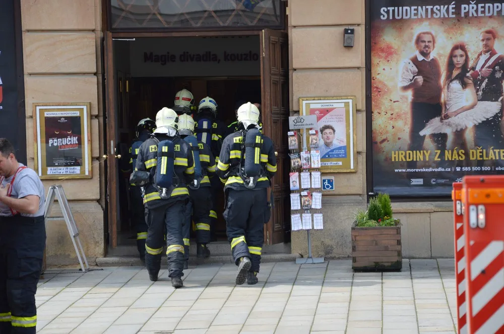 FOTO: Hasiči si dnes dopoledne nacvičovali v Moravském divadle evakuaci zaplněného hlediště