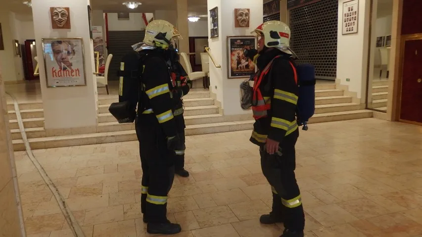 FOTO: Hasiči si dnes dopoledne nacvičovali v Moravském divadle evakuaci zaplněného hlediště