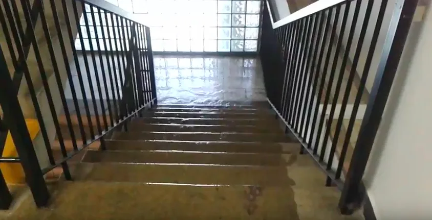 VIDEO: Vodopády vody ze schodů a vytopené byty. Sledujte videa obyvatel bytů pod vodojemem