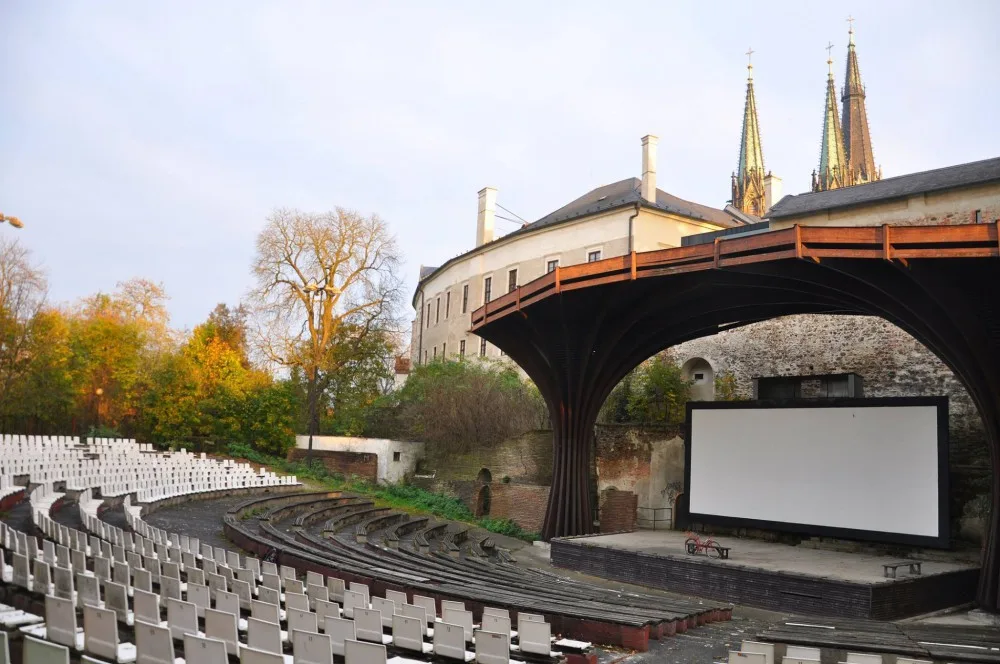 Letní kino má nového nájemce! Vznikne tam nové pódium s posezením i přírodní hřiště