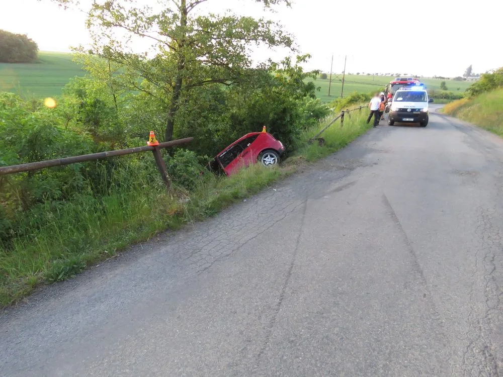 Mladý řidič nezvládl své auto, skončil v příkopu za proraženým zábradlím
