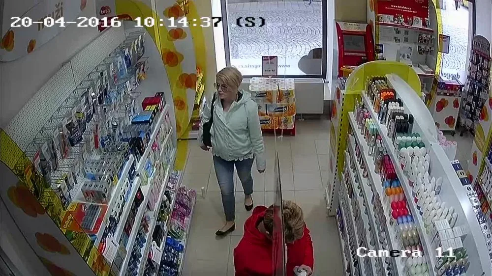 VIDEO: Žena kradla v drogerii na Horním náměstí, nepoznáte ji z kamerového záznamu?