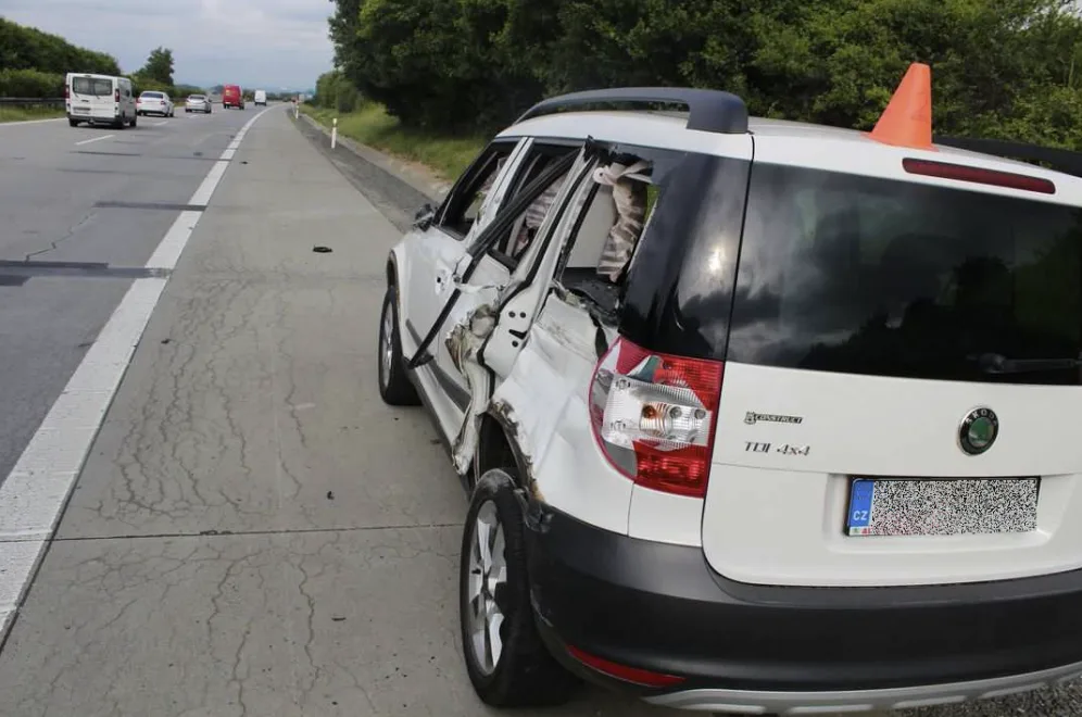Hledají se svědci nehody na D35, při které náklaďák narazil do odstaveného osobního auta. Řidič ujel