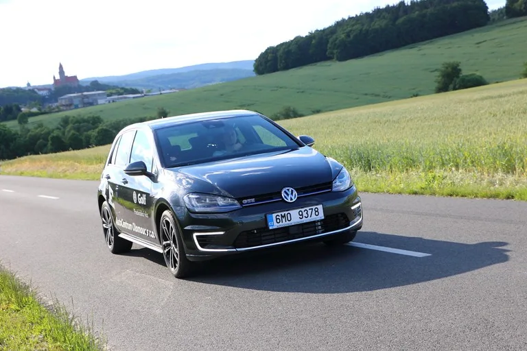 Autotest: Provětrali jsme hybridního Golfa v lesích Bouzovska