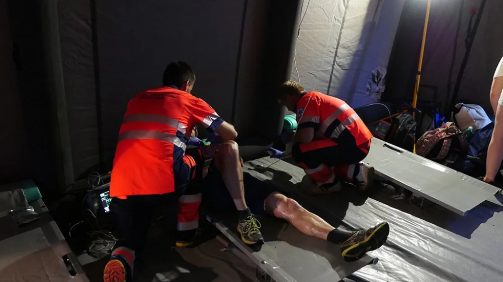 VIDEO:  Během půlmaratonu záchranáři ošetřili přes sto závodníků, třetina skončila v nemocnici