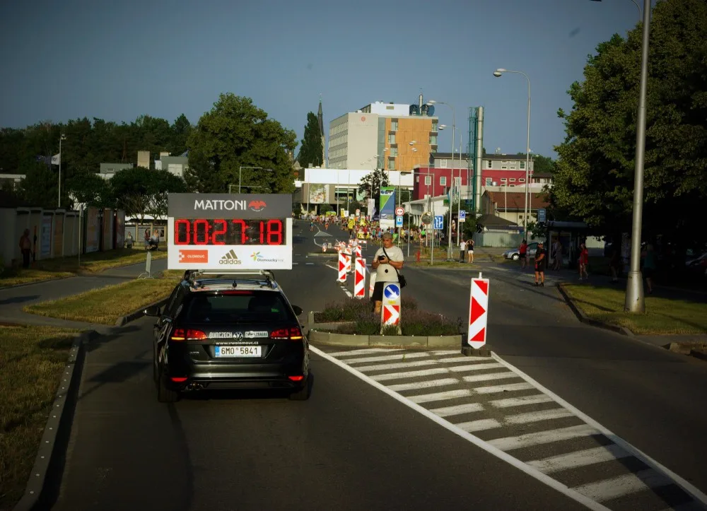 Neukáznění řidiči během půlmaratonu vjížděli do trasy závodu, zasáhnout musela policie