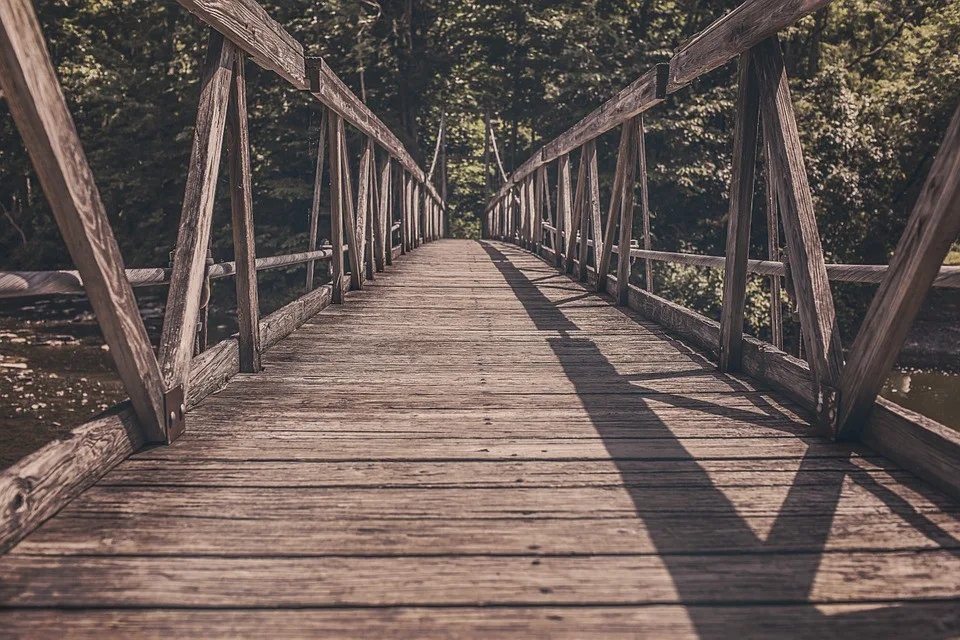 footbridge-413682_960_720