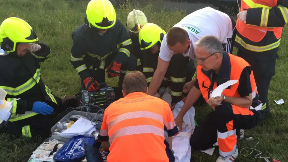 AKTUALIZOVÁNO: Bilance nehody u Horní Loděnice - jeden mrtvý a čtyři těžce zranění