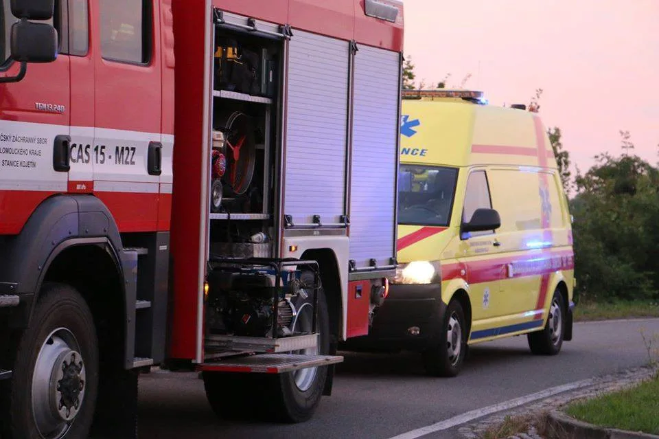 Pět lidí se nad ránem vracelo z diskotéky. Jejich auto skončilo na střeše, nepřežil dvacetiletý mladík