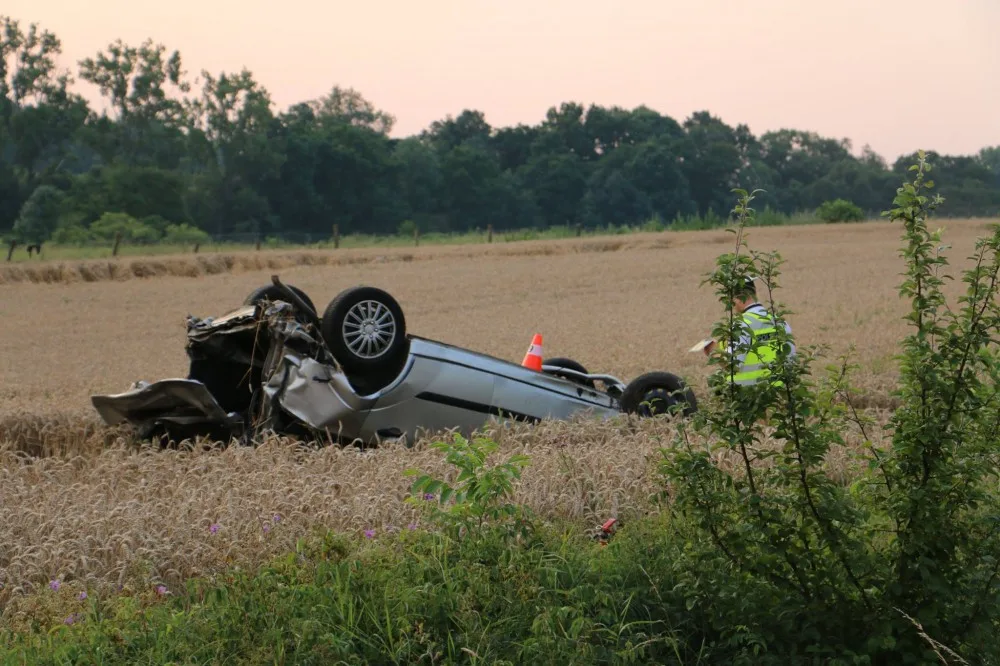 Pět lidí se nad ránem vracelo z diskotéky. Jejich auto skončilo na střeše, nepřežil dvacetiletý mladík