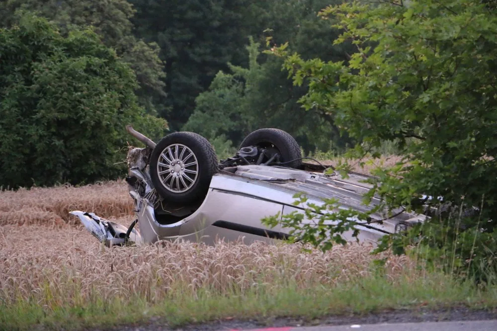 Pět lidí se nad ránem vracelo z diskotéky. Jejich auto skončilo na střeše, nepřežil dvacetiletý mladík