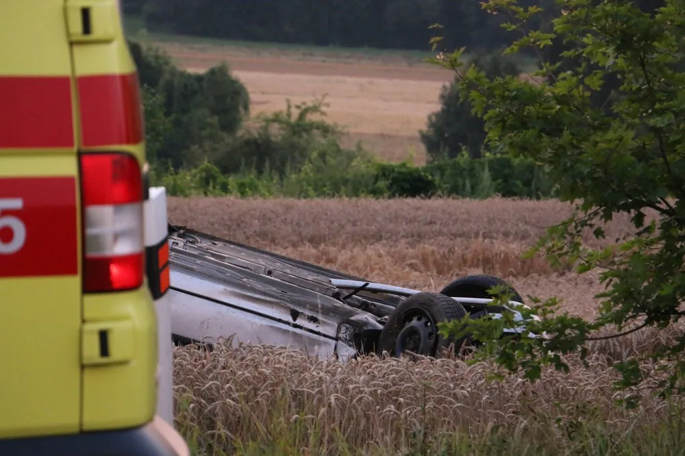 Pět lidí se nad ránem vracelo z diskotéky. Jejich auto skončilo na střeše, nepřežil dvacetiletý mladík