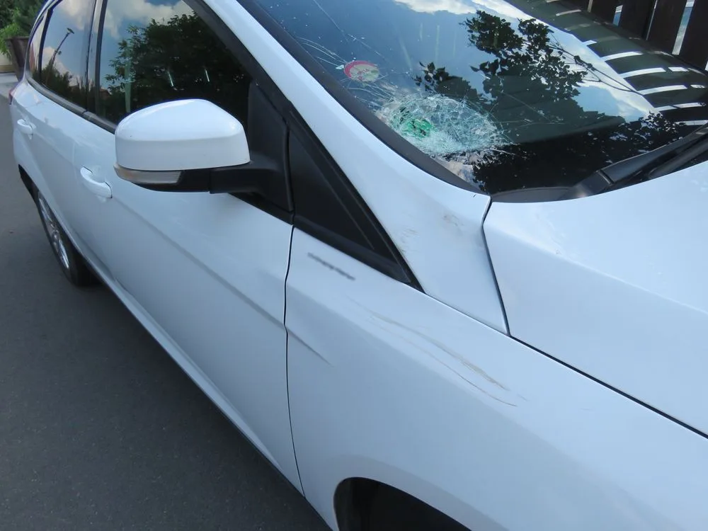 Poškozené auto cyklistou