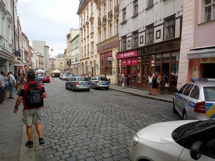 Po bitce začali někteří účastníci utíkat směrem do Riegrovy ulice Barvířskou ulicí a podle čtenáře zaběhli do domovních dveří vedle vchodu do drogerie DM