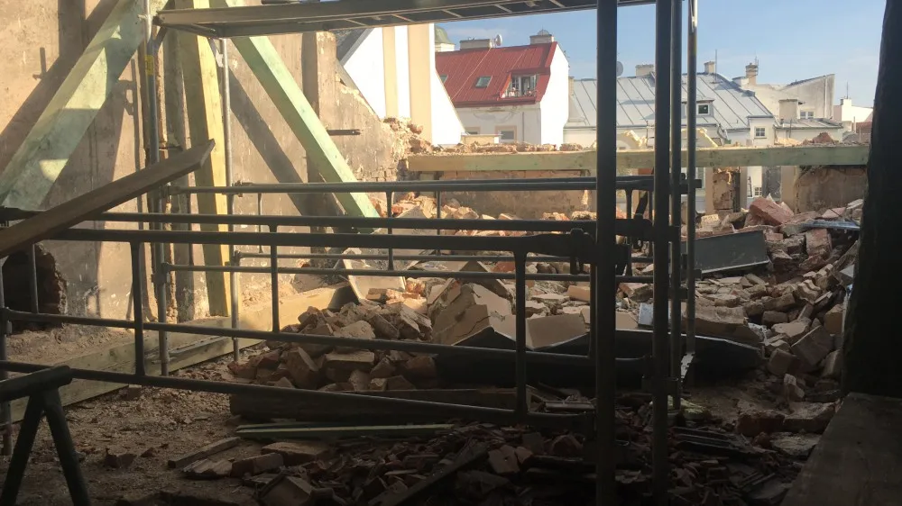 VIDEO: Přes Pekařskou od rána zase jezdí tramvaje, hasiči pracovali v domě až do noci