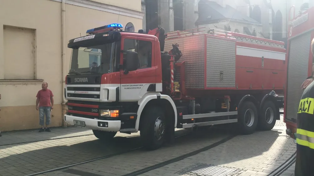 VIDEO: Přes Pekařskou od rána zase jezdí tramvaje, hasiči pracovali v domě až do noci