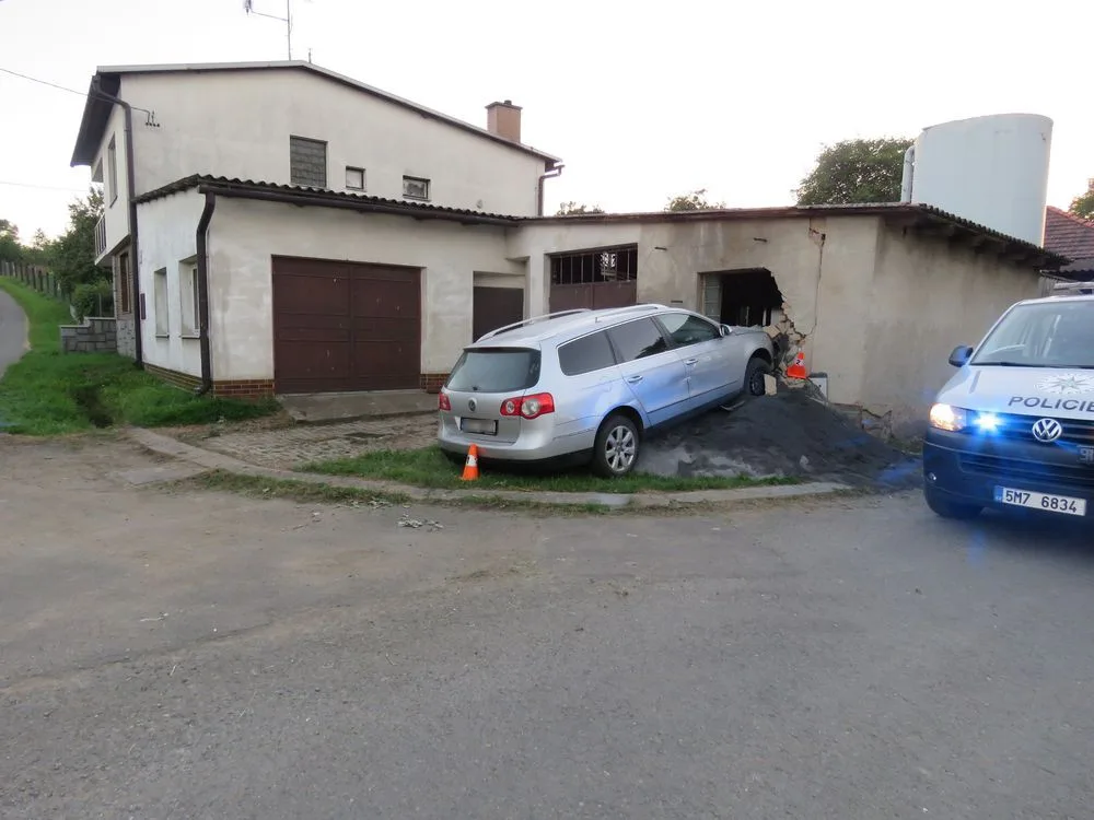 Řidič se se svým autem neudržel na silnici a skončil ve zdi garáže. Policie mu naměřila 4 promile
