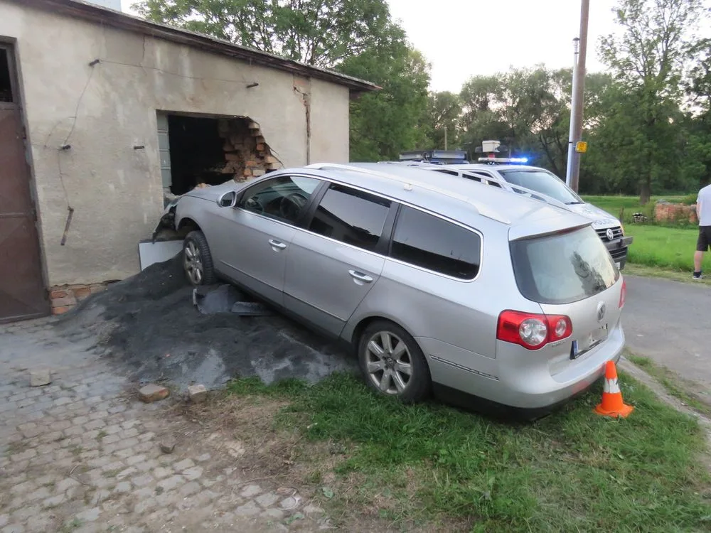 Řidič se se svým autem neudržel na silnici a skončil ve zdi garáže. Policie mu naměřila 4 promile