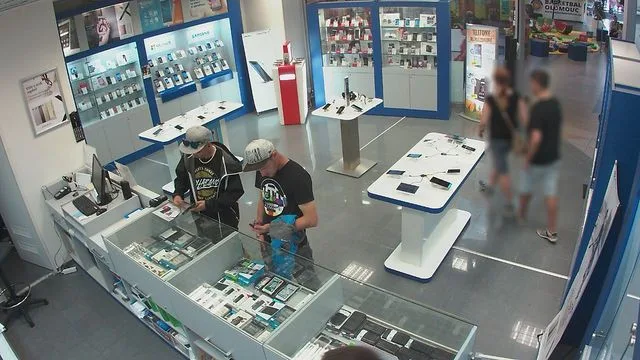 Zloději ukradli v prodejně obchodního domu mobil, zachytila je kamera. Nepoznáváte je?