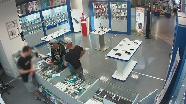 Zloději ukradli v prodejně obchodního domu mobil, zachytila je kamera. Nepoznáváte je?