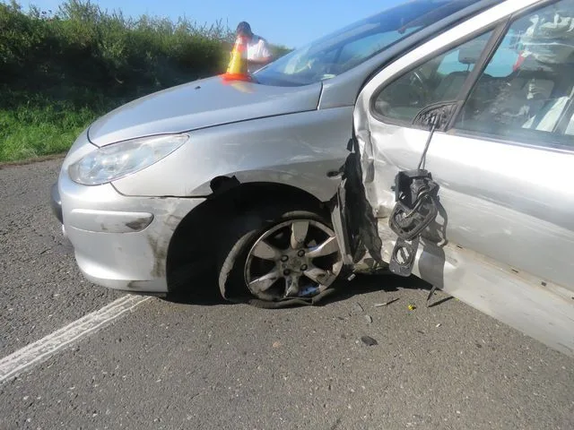 Silnici mezi Hněvotínem a Lutínem zablokovala ve čtvrtek odpoledne nehoda dvou vozidel