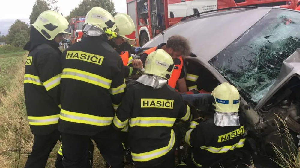 Hasiči se snaží zraněného vyprostit