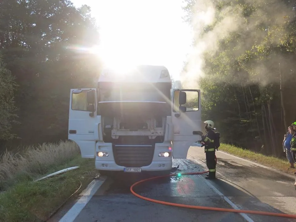U Velkého Újezdu hořel kamion. Zasahovaly tři jednotky hasičů, škoda je 1,5 milionu korun