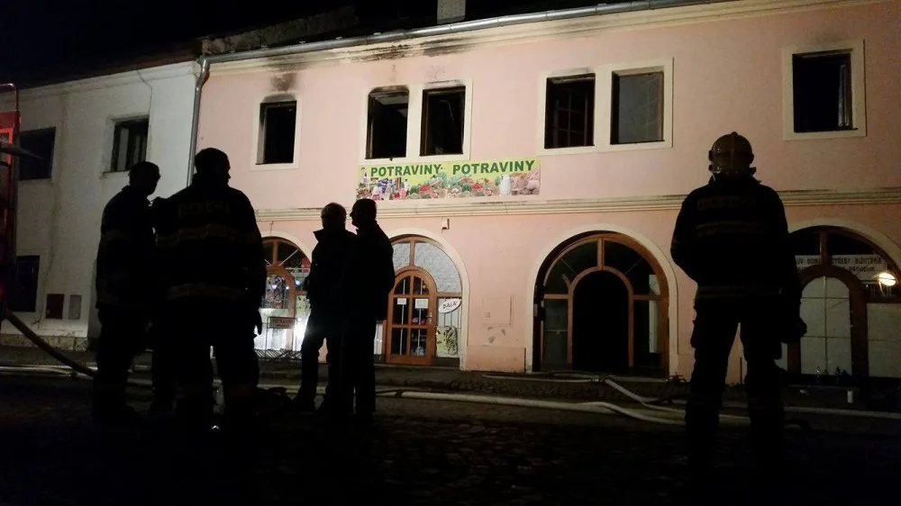 Hasiči bojovali s nočním požárem bytu. Uhynulo v něm několik domácích zvířat a zranil se zasahující hasič
