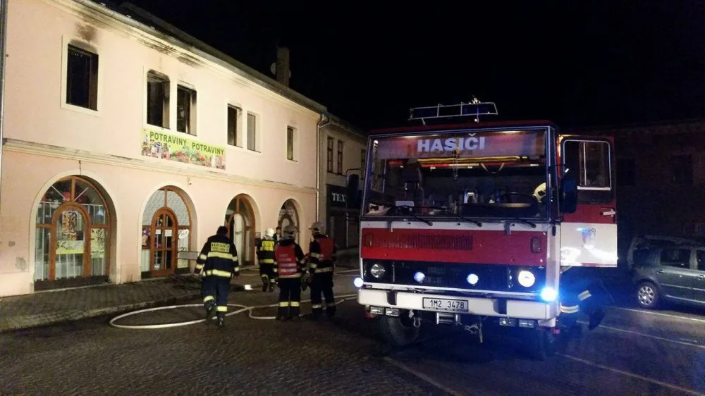 Hasiči bojovali s nočním požárem bytu. Uhynulo v něm několik domácích zvířat a zranil se zasahující hasič