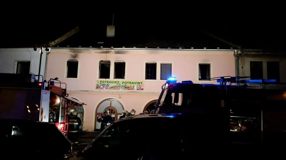 Hasiči bojovali s nočním požárem bytu. Uhynulo v něm několik domácích zvířat a zranil se zasahující hasič
