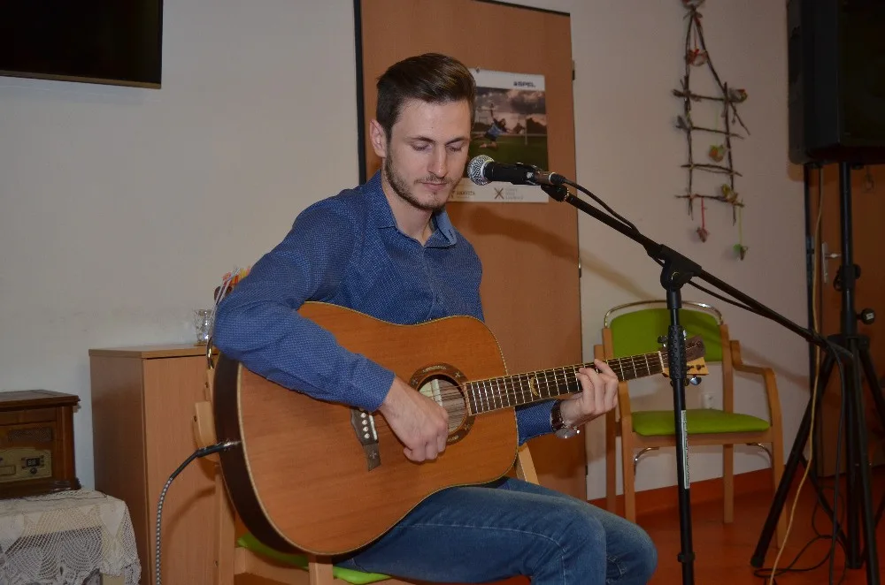 Uničovský Martin Šafařík, finalista Československé Superstar, dnes zahrál pro olomoucké seniory