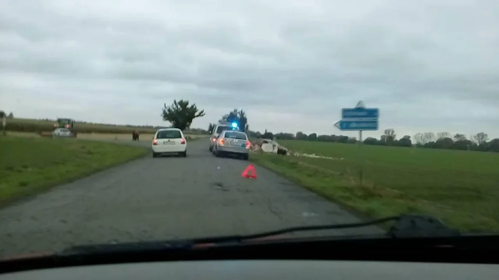 Při dopravní nehodě u Štarnova spadla na auto kaplička