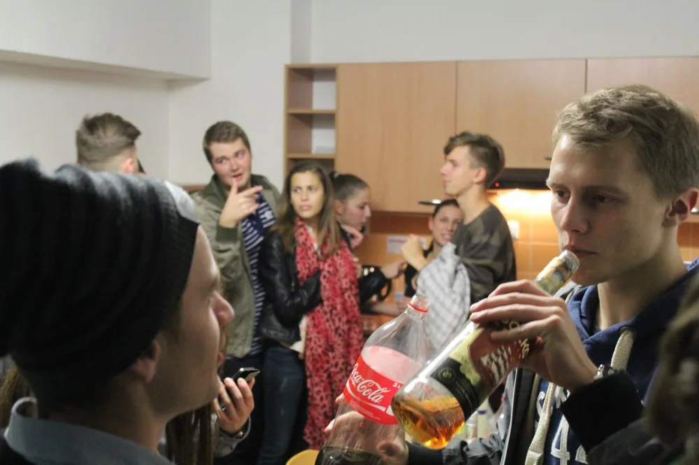 REPORT: Studentova horečka úterní noci - oheň v parku a bláznivá studentská jízda na kolejích