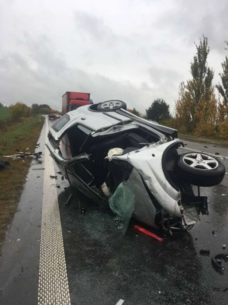 U Velké Bystřice se čelně srazila dvě auta, zraněnou ženu s malým dítětem museli z vozu vyprošťovat