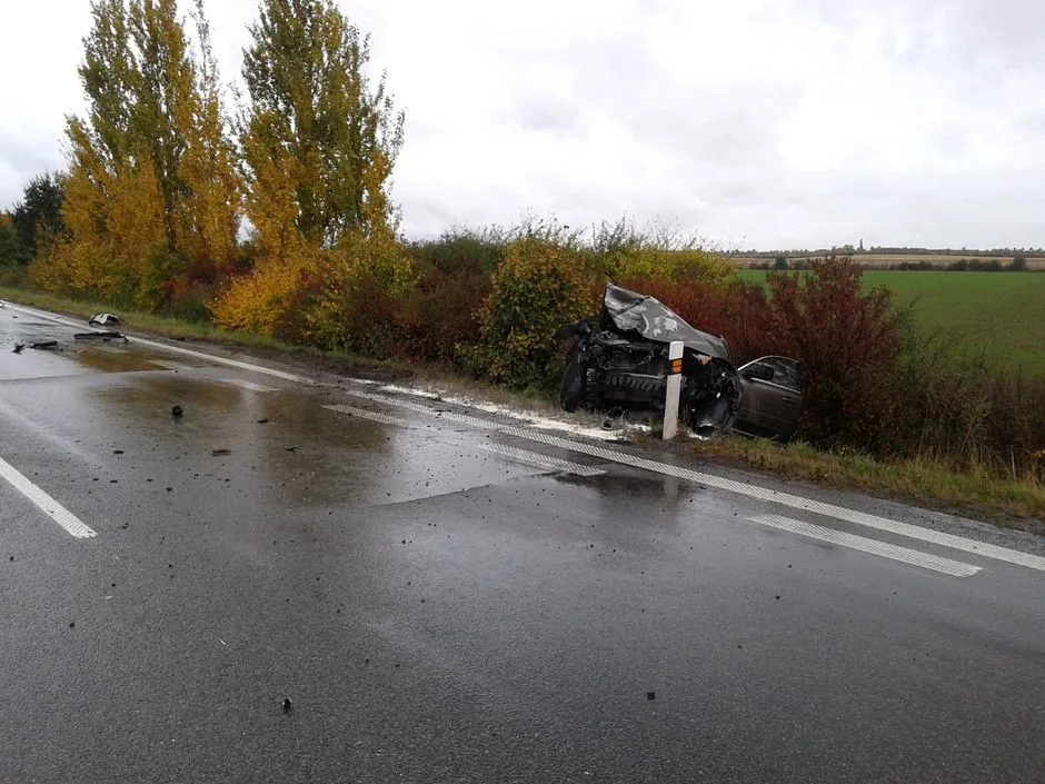 U Velké Bystřice se čelně srazila dvě auta, zraněnou ženu s malým dítětem museli z vozu vyprošťovat